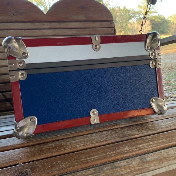 BEAUTIFUL ANTIQUE 1950’s RED WHITE and BLUE HARDSIDE CASE.  $120 OBO - Picture 5 of 15